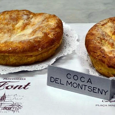 Dues coques del Montseny sobre el paper de la casa, amb el rètol «Coca del Montseny»
