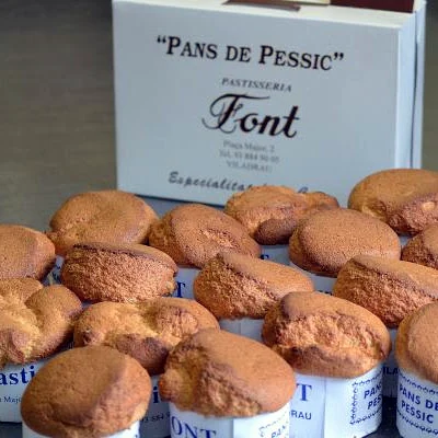 Pans de pessic acabats de fer davant de la caixa de la Pastisseria Font